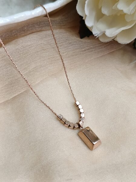Elegant Looking Pendant Chain